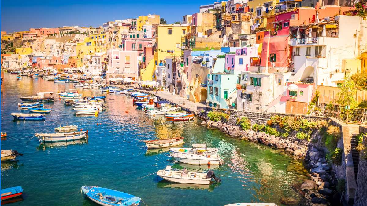 Come arrivare a Procida: voli low cost, traghetti, bus e noleggio auto 2026